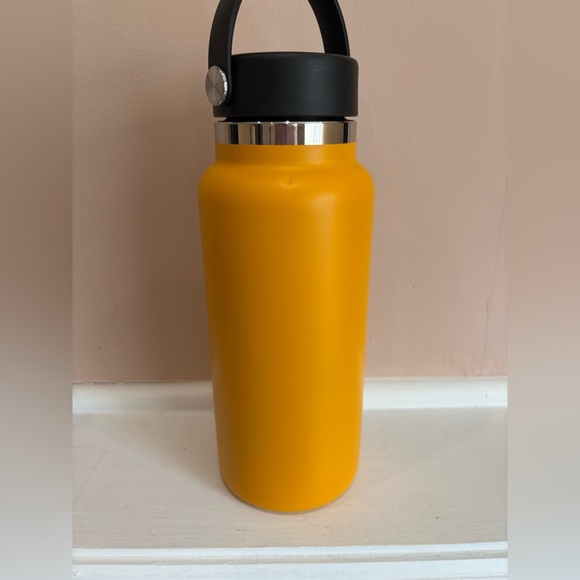 Hydro Flask 32 oz. Wide Mouth Bottle with Flex Cap Starfish Yellow Color - Picture 2 of 5